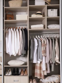 Kleiderschrank organisieren: Aufteilung & Tipps Kleiderschrank organisieren: Aufteilung & Tipps
