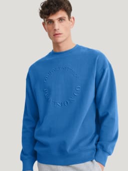Travel outfits: a comfortable jumper perfect for travelling. Travel outfits: a comfortable jumper perfect for travelling.