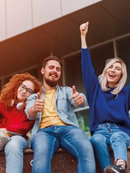 Geldbesparende tips - Drie studenten genieten van hun studentenleven. Geldbesparende tips - Drie studenten genieten van hun studentenleven.