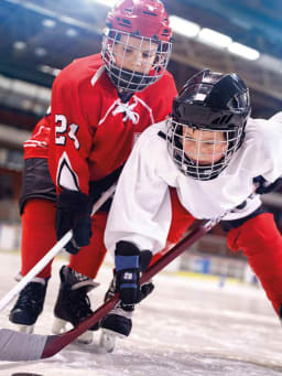 Eishockey Kinder: Zwei Teams spielen gegeneinander Hockey. Eishockey Kinder: Zwei Teams spielen gegeneinander Hockey.