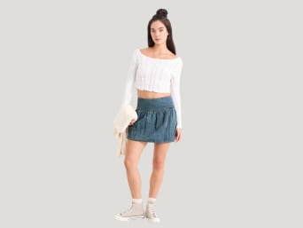 Crop tops en minirokjes: de moderne jaren 2000 variant voor vrouwen. Crop tops en minirokjes: de moderne jaren 2000 variant voor vrouwen.