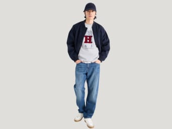 Baggy jeans en oversized sweaters: jaren 2000 kleding voor mannen. Baggy jeans en oversized sweaters: jaren 2000 kleding voor mannen.