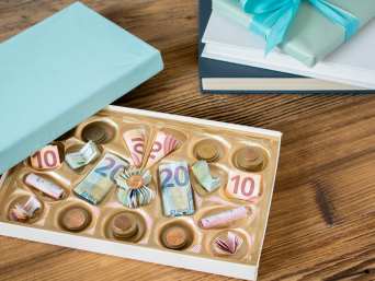 Matura-Geschenkideen – Geld in einem Pralinenkasten. Matura-Geschenkideen – Geld in einem Pralinenkasten.