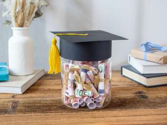 Geschenkideen Matura – Geldgeschenk in einem Glas mit Doktorhut. Geschenkideen Matura – Geldgeschenk in einem Glas mit Doktorhut.