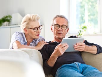 Hobbys für Rentner: Senioren schauen gemeinsam auf ein Tablet. Hobbys für Rentner: Senioren schauen gemeinsam auf ein Tablet.