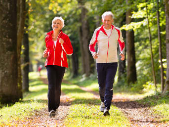 Sport im Alter – Leichtes Joggen stärkt das Herz. Sport im Alter – Leichtes Joggen stärkt das Herz.