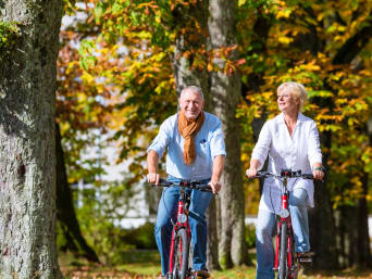 Sport im Alter – Velo fahren schont die Gelenke. Sport im Alter – Velo fahren schont die Gelenke.