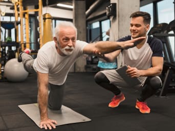 Sport für Senioren: Älterer Mann trainiert mit einem Personaltrainer im Studio. Sport für Senioren: Älterer Mann trainiert mit einem Personaltrainer im Studio.