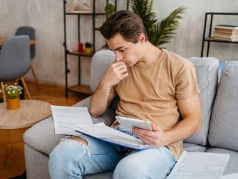 Finanzielle Unterstützung Ausbildung – Auszubildender überlegt, welche Zuschüsse für ihn infrage kommen. Finanzielle Unterstützung Ausbildung – Auszubildender überlegt, welche Zuschüsse für ihn infrage kommen.
