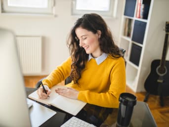Ausbildung finanzieren: Auszubildende in einem Beratungsgespräch.  Ausbildung finanzieren: Auszubildende in einem Beratungsgespräch.