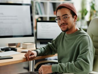 Ausbildung finden – Auszubildender arbeitet in der IT-Branche.