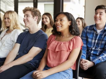 Uitwisseling scholieren: scholieren zitten bij een informatiebijeenkomst. 