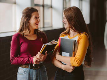 Ervaringen over uitwisselingsorganisaties: twee scholieren praten met elkaar.