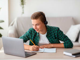Motivatiebrief schrijven uitwisseling: scholier werkt aan zijn sollicitatie.