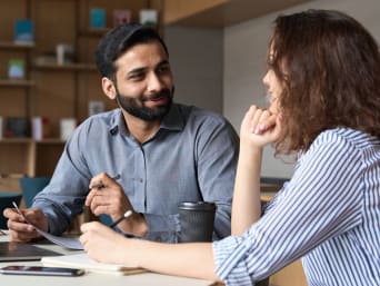 Uitwisseling sollicitatie: scholier bij een gesprek met een adviseur. 
