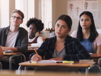 Auslandssemester Anerkennung: Mehrere Schüler lernen im Unterricht. Auslandssemester Anerkennung: Mehrere Schüler lernen im Unterricht.