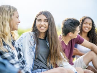 Redenen voor een jaar in het buitenland: Een groep vrienden die kletsen. 