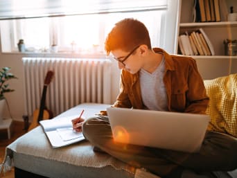 Een studie in het buitenland plannen: student zoekt informatie over uitwisselingsprogramma's. Een studie in het buitenland plannen: student zoekt informatie over uitwisselingsprogramma's.