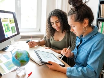 Twee jonge vrouwen plannen een verblijf in het buitenland.