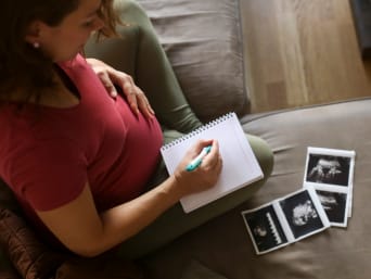 Schwangere Frau schreibt eine Liste mit möglichen Babynamen. Schwangere Frau schreibt eine Liste mit möglichen Babynamen.