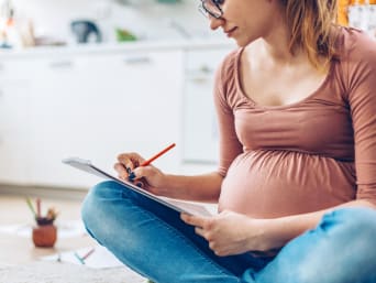Schwangere Frau überlegt sich Namen für ihr Baby. Schwangere Frau überlegt sich Namen für ihr Baby.