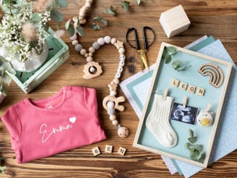 Schöne Geschenkidee: Strampler, Kinderwagenkette und Bilderrahmen mit Namen. Schöne Geschenkidee: Strampler, Kinderwagenkette und Bilderrahmen mit Namen.