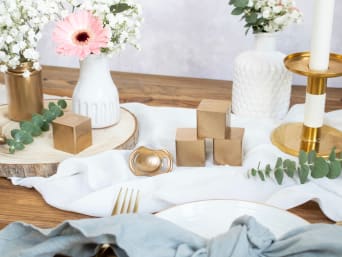 Lackierter Schnuller und weitere Babysachen als Babyparty-Deko-Idee. Lackierter Schnuller und weitere Babysachen als Babyparty-Deko-Idee.