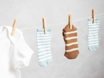 Dekorative Partygirlande aus Babykleidung für eine Babyshower. Dekorative Partygirlande aus Babykleidung für eine Babyshower.