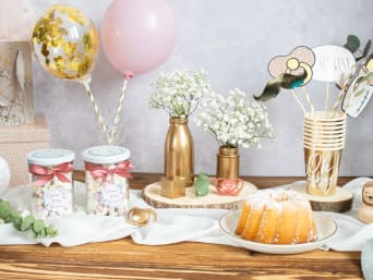 Mit Glitzer und Konfetti gefüllte, transparente Luftballons für die Babyparty-Deko. Mit Glitzer und Konfetti gefüllte, transparente Luftballons für die Babyparty-Deko.