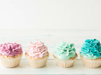 Cupcakes in verschiedenen Farben als süßes Babyparty-Essen. Cupcakes in verschiedenen Farben als süßes Babyparty-Essen.