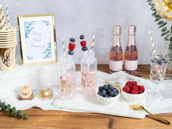 Essen für eine Babyparty: Snacks und Getränke auf einem dekorierten Tisch.  Essen für eine Babyparty: Snacks und Getränke auf einem dekorierten Tisch.