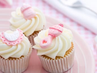 Süßes Babyparty-Essen: Kleine dekorierte Cupcakes für eine Babyparty. Süßes Babyparty-Essen: Kleine dekorierte Cupcakes für eine Babyparty.