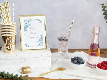 Alkoholfreie Proseccobar mit frischen Beeren zu einer Babyparty. Alkoholfreie Proseccobar mit frischen Beeren zu einer Babyparty.