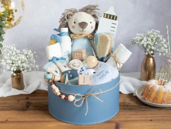 Selbst zusammengestellter Geschenkkorb zum Thema Badeurlaub. Selbst zusammengestellter Geschenkkorb zum Thema Badeurlaub.