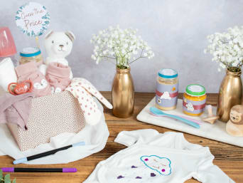 Materialien für lustige Babyshower-Spiele auf einem Tisch. Materialien für lustige Babyshower-Spiele auf einem Tisch.