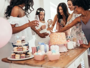 Babyparty organisieren: Frauen feiern gemeinsam mit der werdenden Mutter. Babyparty organisieren: Frauen feiern gemeinsam mit der werdenden Mutter.