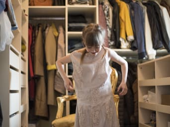 Kinderspiele – Kind zieht das Kleid der Mutter an. Kinderspiele – Kind zieht das Kleid der Mutter an.