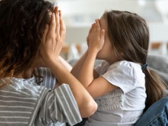 Bewegungsspiele für Volksschüler – Mutter und Tochter halten sich die Augen zu, während der Papa etwas versteckt. Bewegungsspiele für Volksschüler – Mutter und Tochter halten sich die Augen zu, während der Papa etwas versteckt.