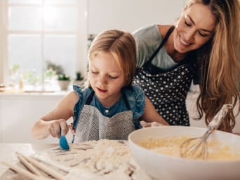 Beschäftigung Kinder – Mutter und Tochter machen Zaubersand selbst. Beschäftigung Kinder – Mutter und Tochter machen Zaubersand selbst.