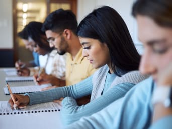 Assessmentcentrum: Sollicitanten beantwoorden opgaven in een assessment. Assessmentcentrum: Sollicitanten beantwoorden opgaven in een assessment.