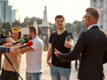 Vrijwilligerswerk: vrijwilliger houdt een interview met een politicus. Vrijwilligerswerk: vrijwilliger houdt een interview met een politicus.