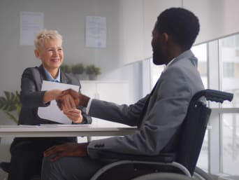 Welche Fragen beim Vorstellungsgespräch? Bewerber beantwortet Fragen von einer Recruiterin. Welche Fragen beim Vorstellungsgespräch? Bewerber beantwortet Fragen von einer Recruiterin.