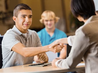 Ferialpraktikum Bewerbung: Schüler wird im Vorstellungsgespräch von Personaler begrüßt. Ferialpraktikum Bewerbung: Schüler wird im Vorstellungsgespräch von Personaler begrüßt.