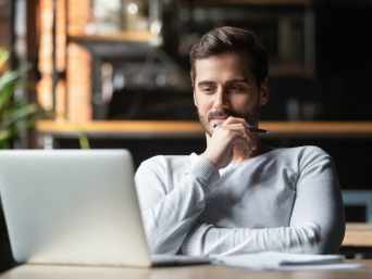 Social Media Auftritt verbessern: Ein Mann überarbeitet seine Social Media Profile. Social Media Auftritt verbessern: Ein Mann überarbeitet seine Social Media Profile.
