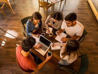 Assessment oefeningen: Groep sollicitanten bij een assessmentbureau-oefening. Assessment oefeningen: Groep sollicitanten bij een assessmentbureau-oefening.