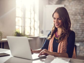 Bewerbung schreiben – Junge Frau verfasst eine Bewerbung am Laptop. Bewerbung schreiben – Junge Frau verfasst eine Bewerbung am Laptop.