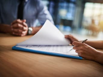 Bewerbungsschreiben – Personaler geht im Bewerbungsgespräch die Bewerbungsunterlagen durch.  Bewerbungsschreiben – Personaler geht im Bewerbungsgespräch die Bewerbungsunterlagen durch.