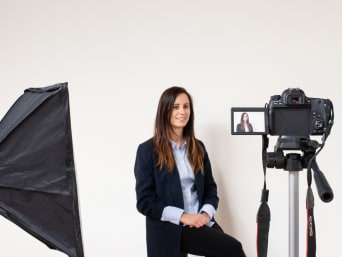 Goede foto’s voor uw cv kunt u het beste bij een fotograaf laten maken. Goede foto’s voor uw cv kunt u het beste bij een fotograaf laten maken.
