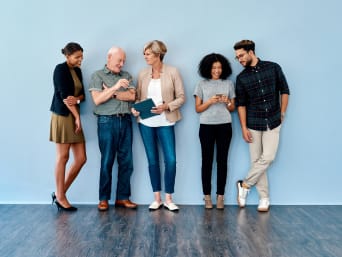 Outfit foto CV: sollicitanten van verschillende leeftijden staan in een ruimte. Outfit foto CV: sollicitanten van verschillende leeftijden staan in een ruimte.