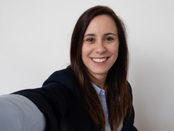 Ongepaste cv-foto – Vrouw maakt een selfie. Ongepaste cv-foto – Vrouw maakt een selfie.
